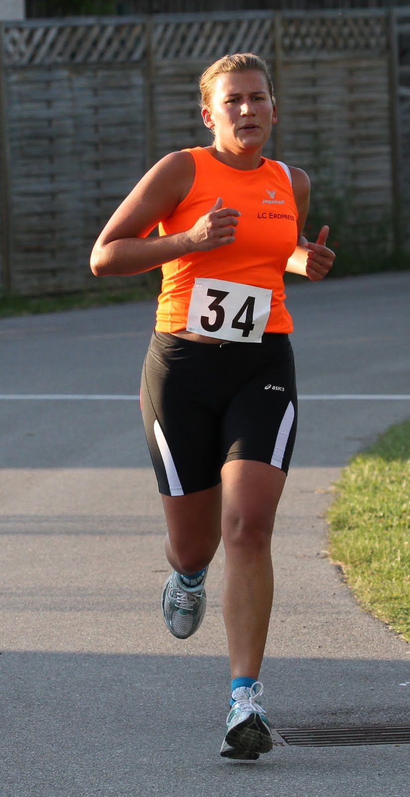 Nikola Gindl auf den letzten Metern zu ihrem 1. Gesamtsieg beim Weinviertler Laufcup.